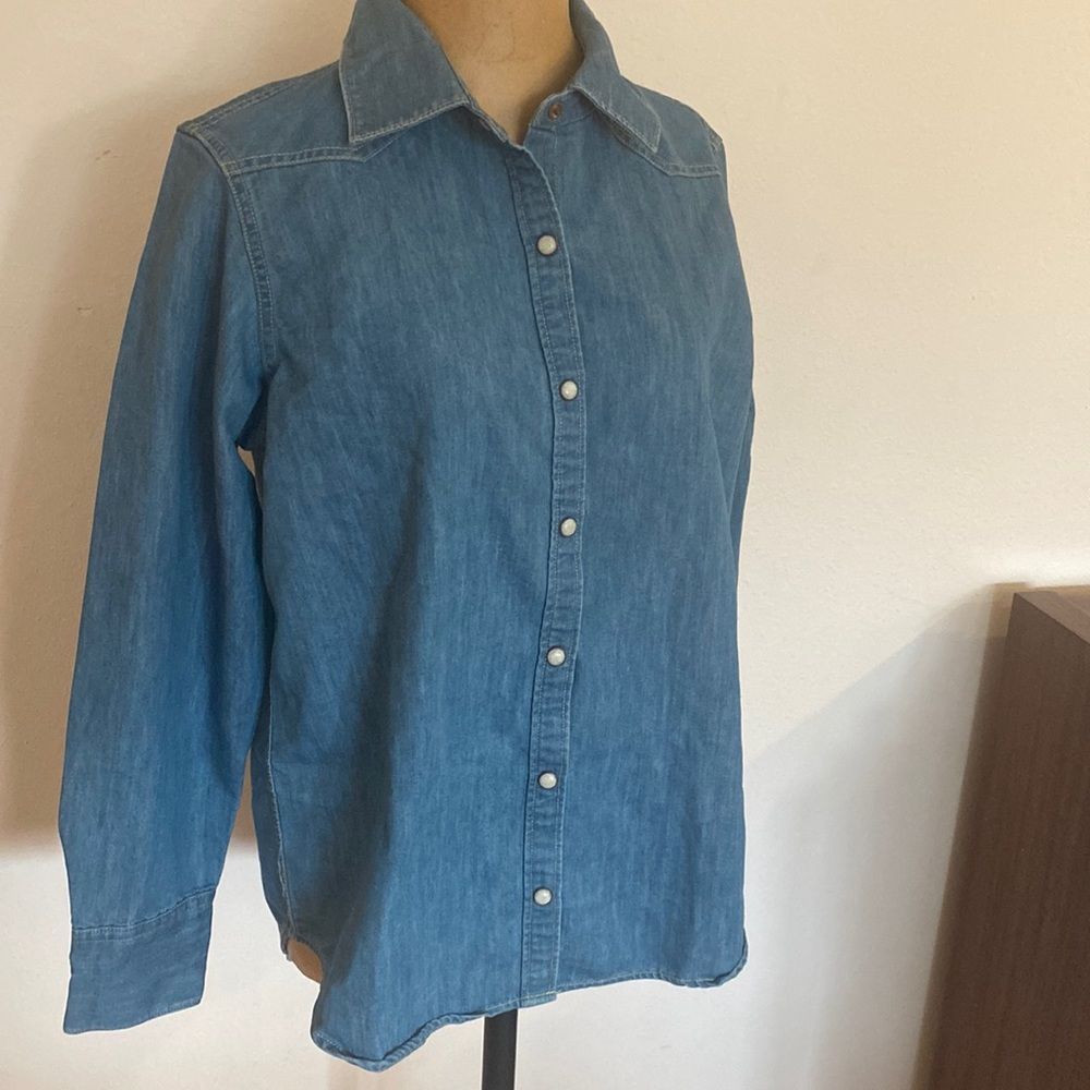 Faherty sz L snap front long sleeve jean shirt w/ western detail snaps at wrist